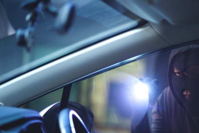 Ladrón de coches huyendo de la policía