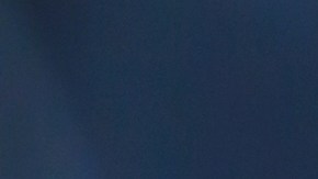 Ladrón afuera de un auto iluminando al interior