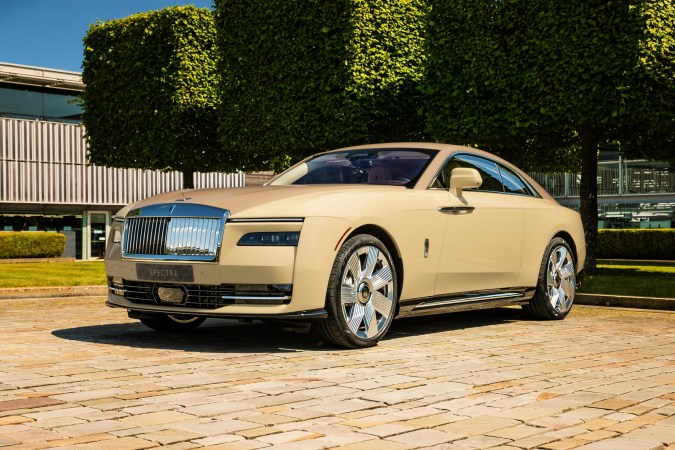Rolls-Royce Spectre Bailey brilla bajo el sol con su tono "Beautiful Bailey"
