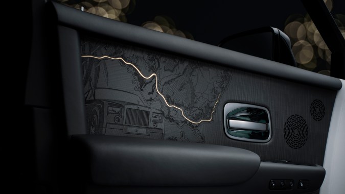Rolls-Royce Phantom Centenary tiene obras de arte en las molduras de las puertas.
