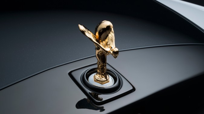 Rolls-Royce Phantom Centenary tiene un diseño de la figura Spirit of Ecstasy en oro.