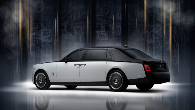 Rolls-Royce Phantom Centenary está con colores que representan un smoking.