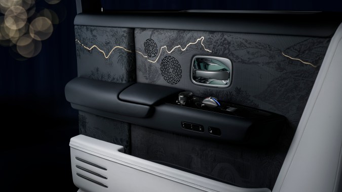 Rolls-Royce Phantom Centenary las puertas tienen mapas grabados.