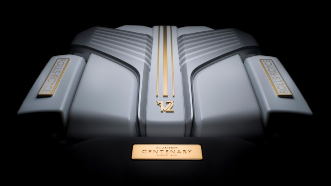 Rolls-Royce Phantom Centenary tiene un motor con detalles en oro.
