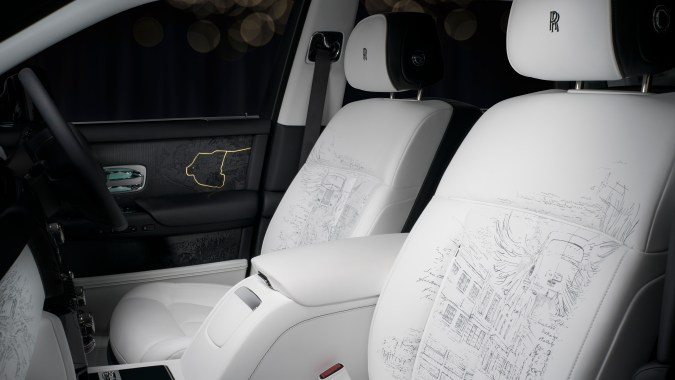Rolls-Royce Phantom Centenary tiene una tapicería echa a mano.