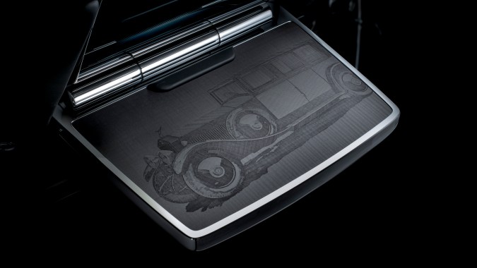 Rolls-Royce Phantom Centenary tiene mesas de picnic grabadas con modelos icónicos.