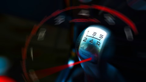 Palanca de cambios de carro manual y tacómetro.