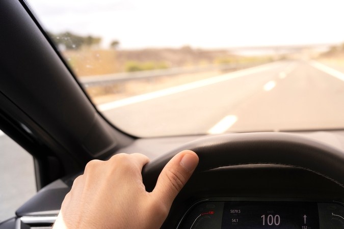 Vista al conducir mostrando tablero digital y carretera