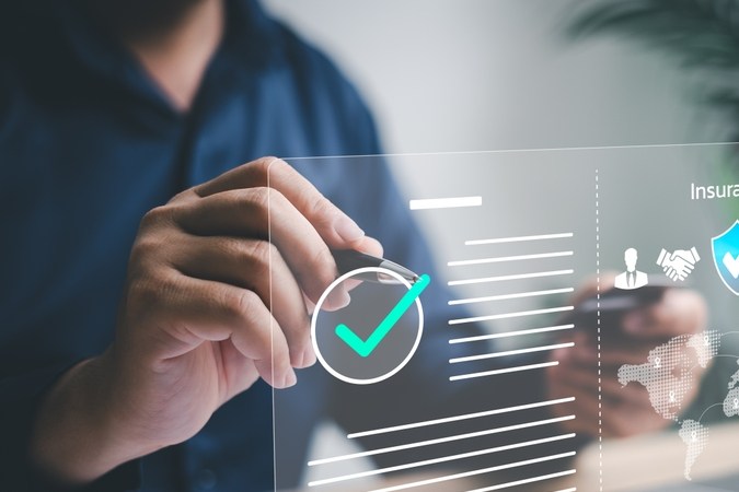 Business International Insurance, garantía de control de calidad de normas concepto de tecnología empresarial,Norma de comprobación de documentos de Businessman,Certificado global de productos de automóvil