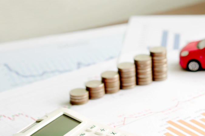 Con Modelo De Automóvil Y Pila De Monedas En El Escritorio