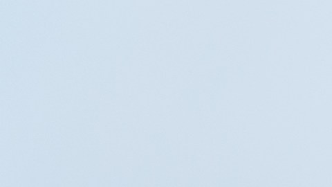 Un escritorio con cartas financieras y documentos de arrendamiento está listo para su revisión. Cerca de allí, una llave del automóvil, un Acuerdo contractual y documentos de seguro esperan las firmas, que representan una transacción de vehículo en curso.