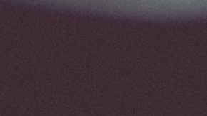 Detalle de una mano tirando de un selector de velocidades automático en un camión nuevo.