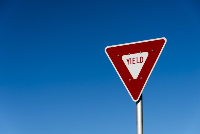 señal de yield que indica ceder el paso