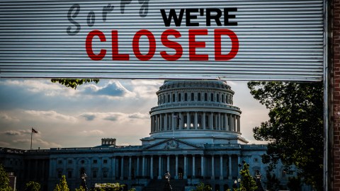 Efectos del shutdown en concesionarios: Escasez de inventario y precios al alza.