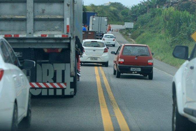 pasar vehículos por el carril correcto