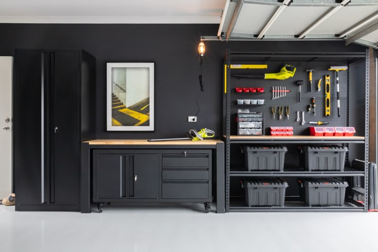 Gabinetes metálicos para garaje organizados con herramientas y cajas, solución eficiente para almacenamiento y orden en espacios de trabajo domésticos.
