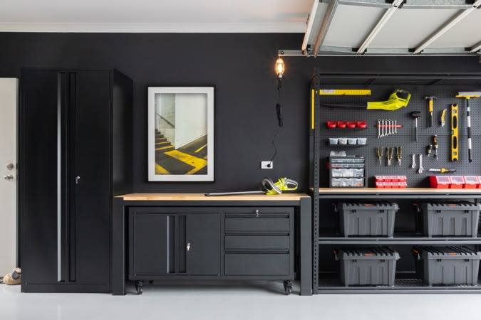 Gabinetes metálicos para garaje organizados con herramientas y cajas, solución eficiente para almacenamiento y orden en espacios de trabajo domésticos.