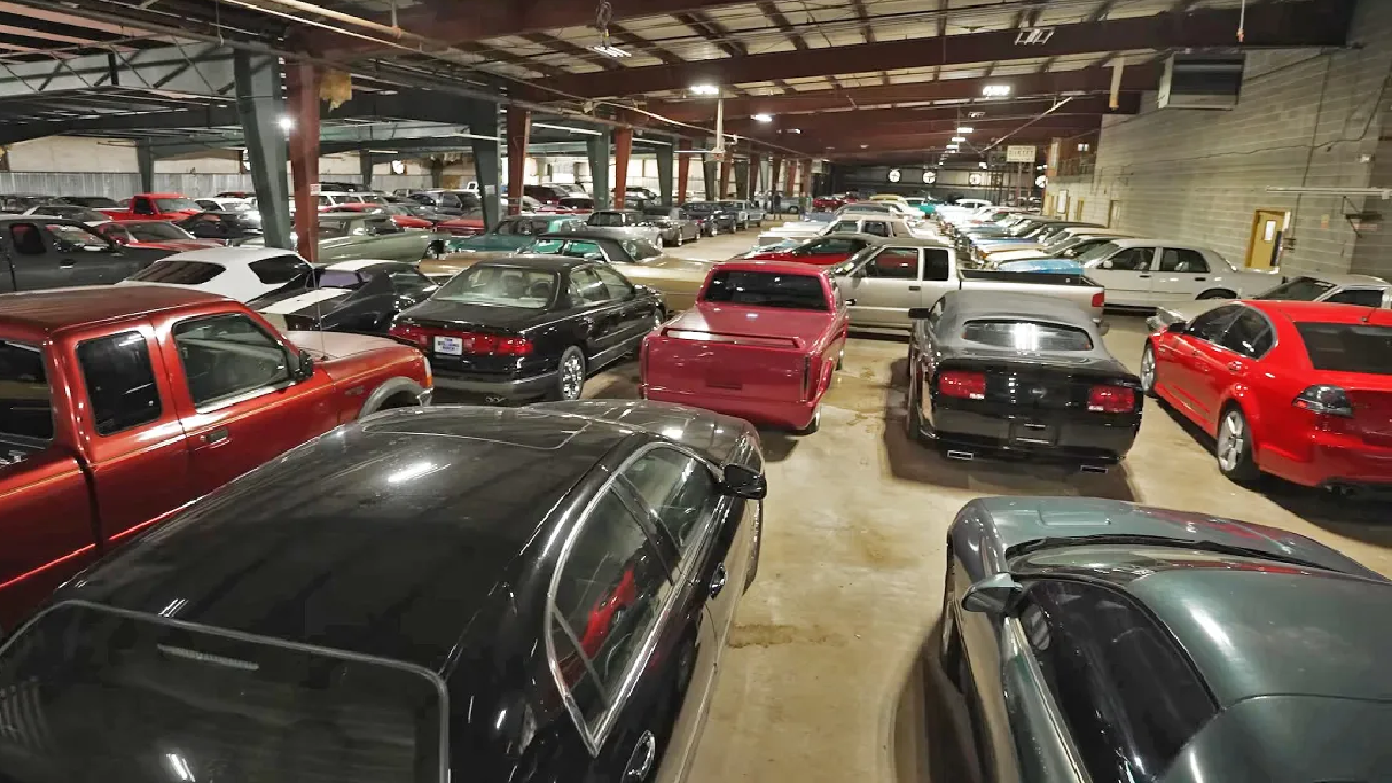 Más de 1,300 autos están en subasta.