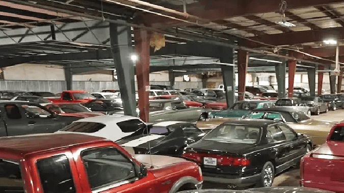 Más de 1,300 autos están en subasta.