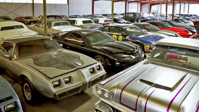 La colección de Greg Rusk tiene más de 1,300 autos.