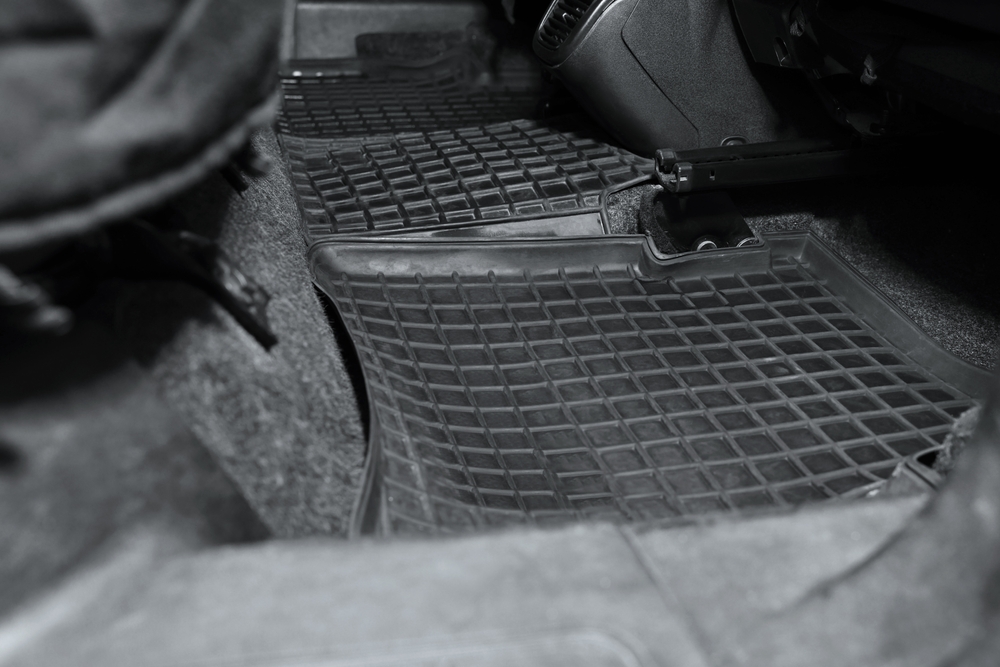 Mapa del suelo del coche de goma negra en auto