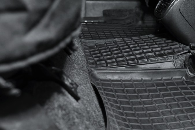 Mapa del suelo del coche de goma negra en auto