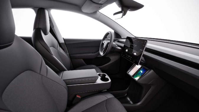 Tesla Model Y Standard presenta un interior básico.