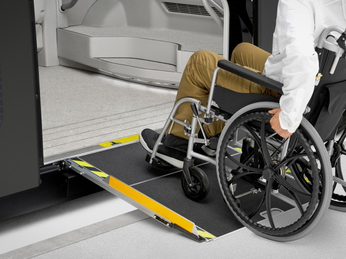 Toyota e-Palette tiene una rampa para personas con sillas de ruedas.