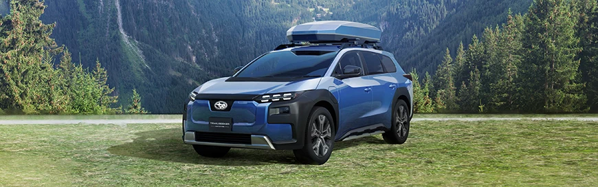 Subaru Trailseeker EV SUV en paisaje montañoso, equipado para viajes ecológicos y off-road.