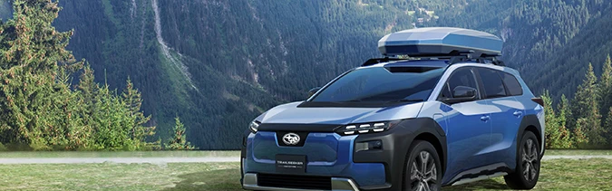 Subaru Trailseeker EV SUV en paisaje montañoso, equipado para viajes ecológicos y off-road.