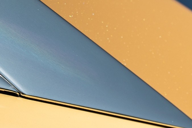 la huella de pata de Bailey en oro rosado adorna los paneles laterales, un toque juguetón en la elegancia suprema.