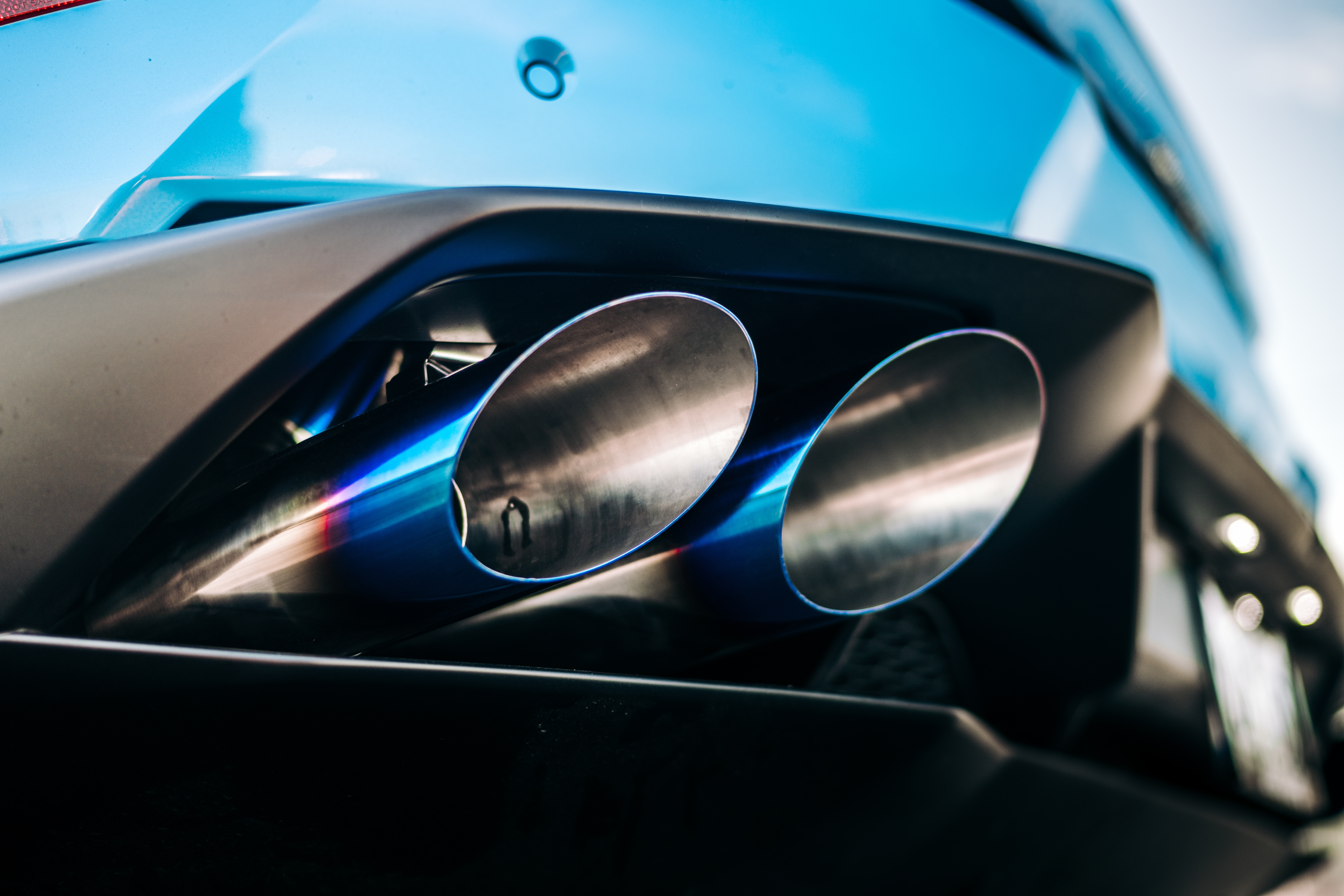 Los tubos de escape deportivos pueden ser ruidosos.