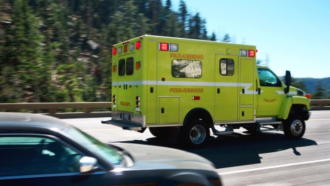 hacerte a un lado por vehículos de emergencia