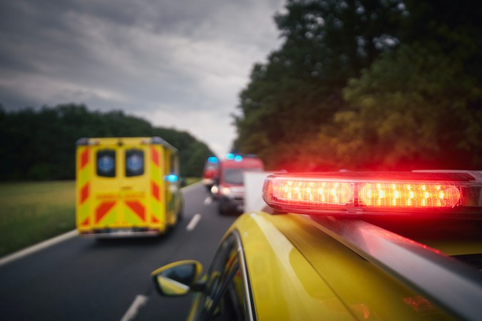 vehículos de emergencia cerrando el paso