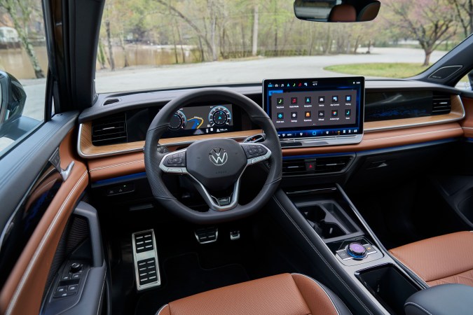 Volkswagen Tiguan SEL R-Line Turbo 2026 tiene un interior con detalles de lujo.