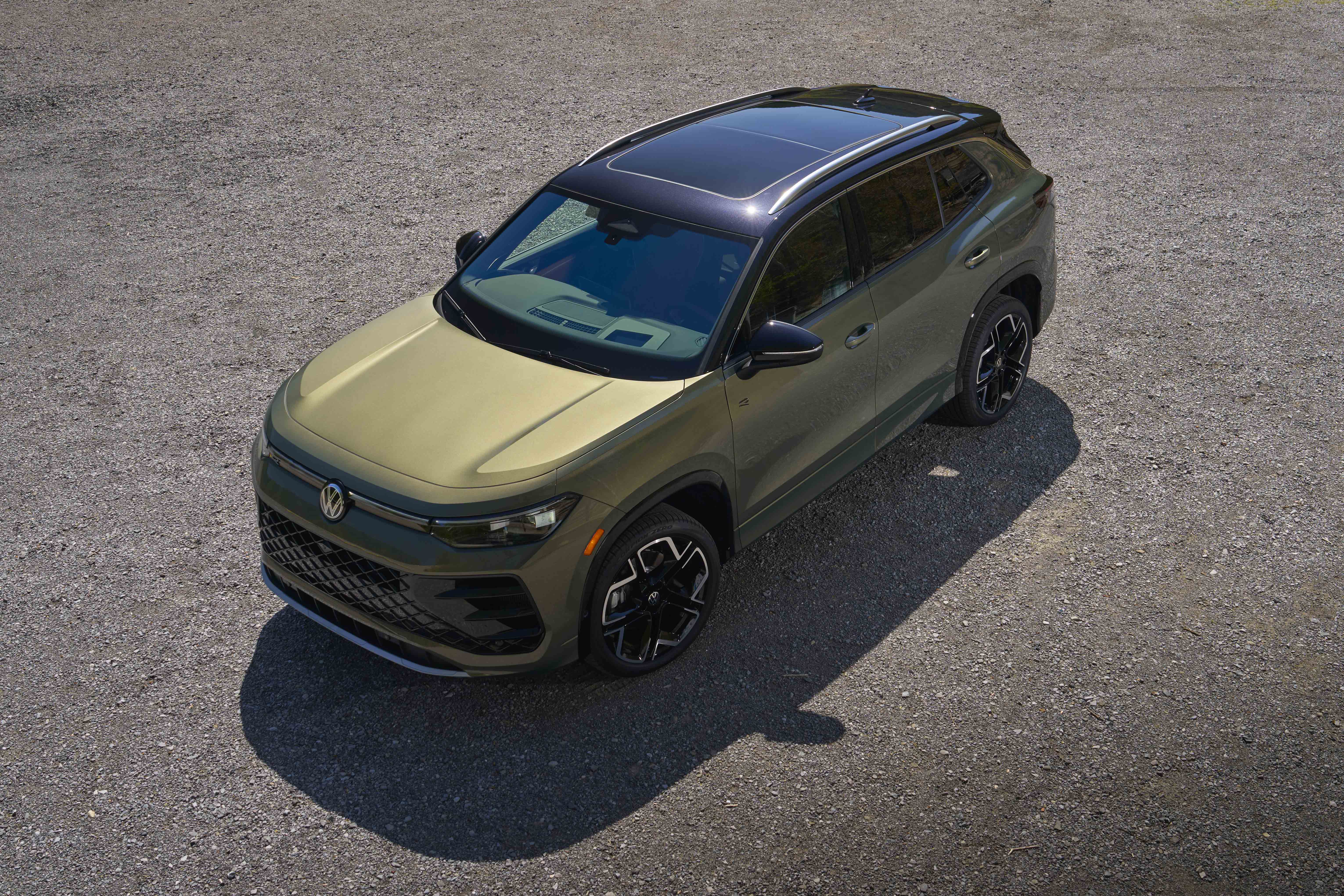 Volkswagen Tiguan SEL R-Line Turbo 2026 posee un quemacocos panorámico.