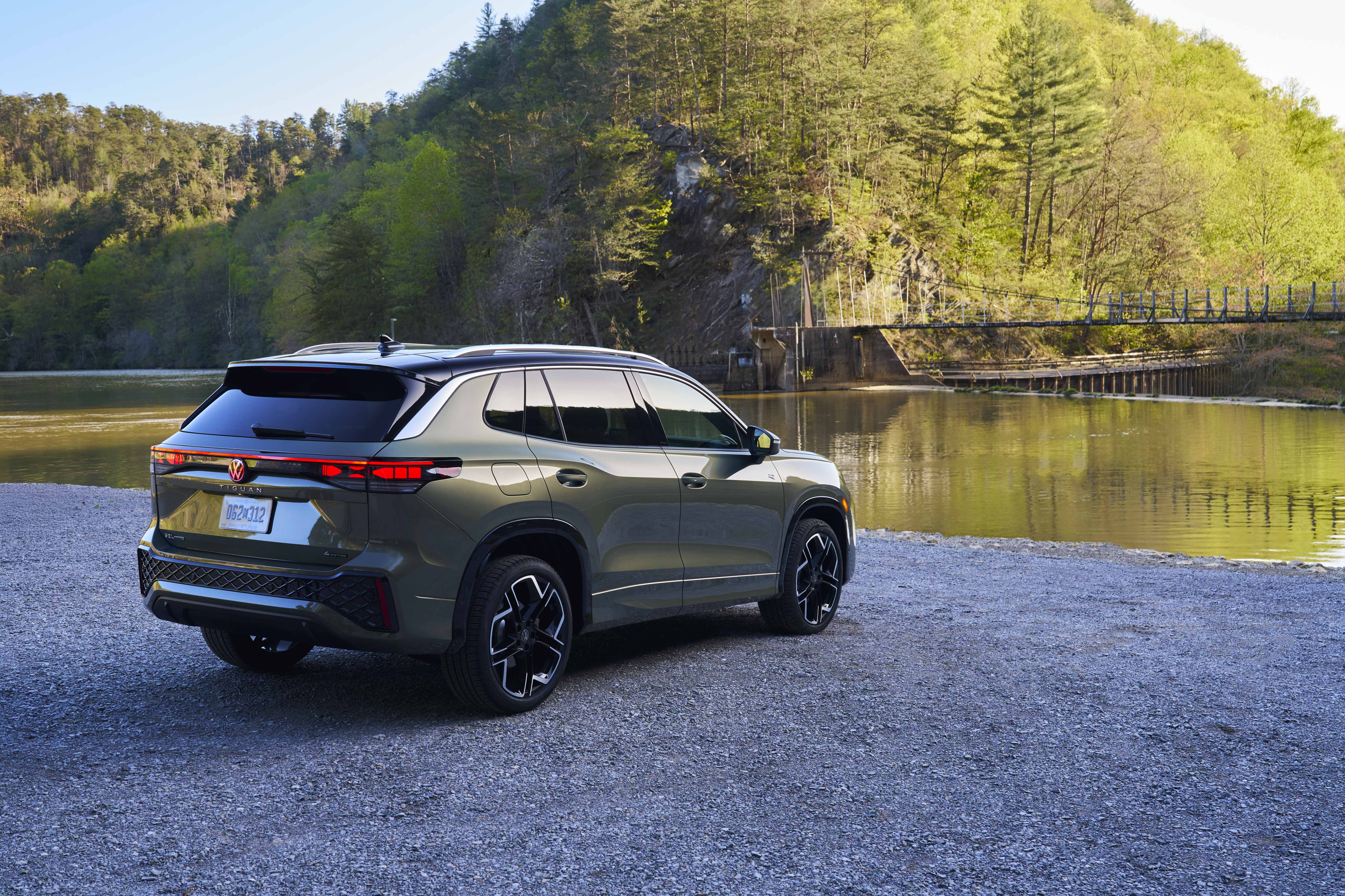 Volkswagen Tiguan SEL R-Line Turbo 2026 tiene una parte trasera actualizada.
