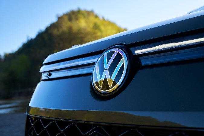 Volkswagen Tiguan SEL R-Line Turbo 2026 tiene un nuevo frontal iluminado.