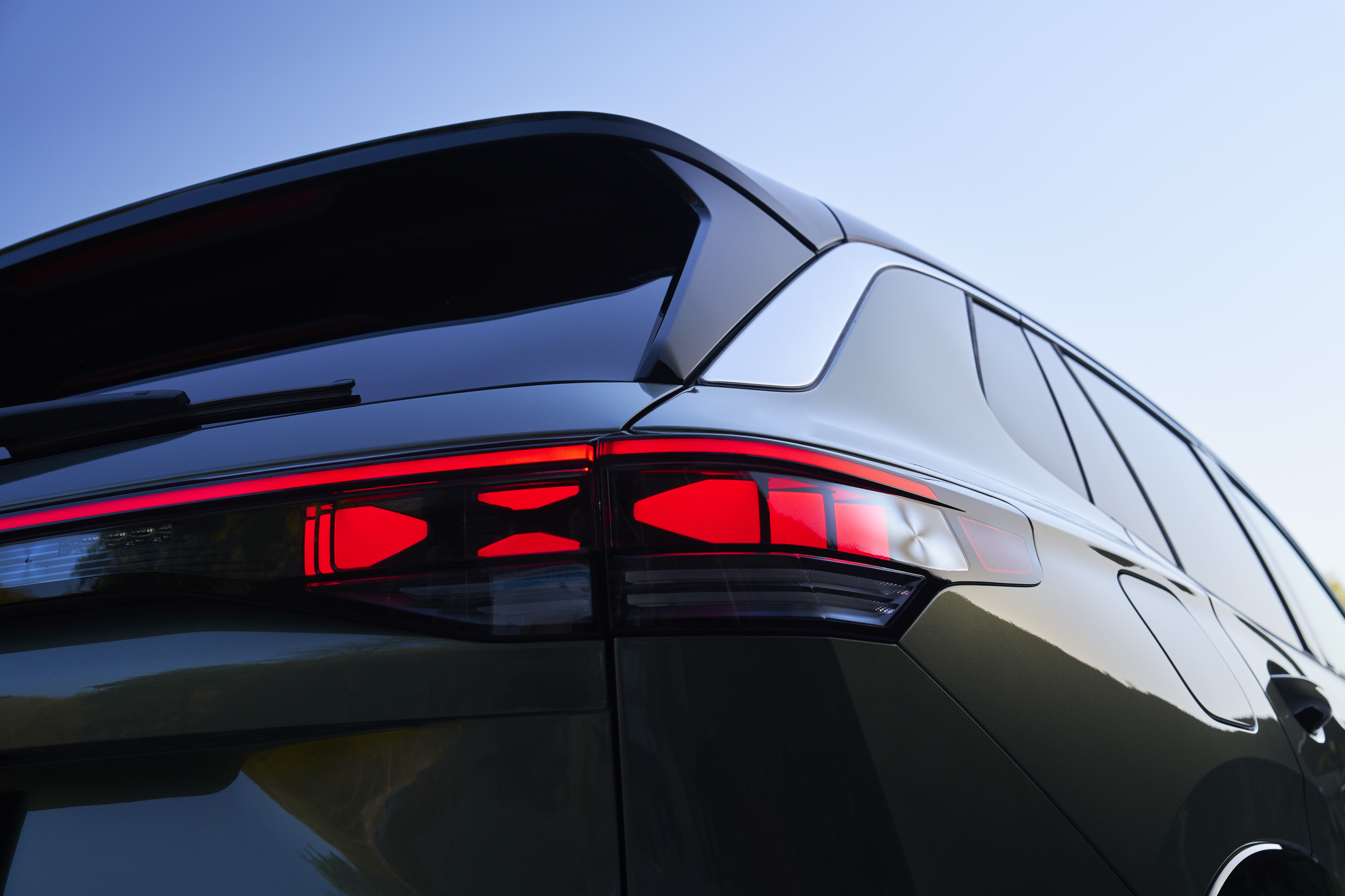 Volkswagen Tiguan SEL R-Line Turbo 2026 tiene detalles como un alerón trasero.