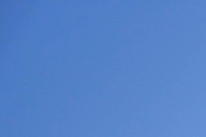 Volkswagen Tiguan SEL R-Line Turbo 2026 tiene detalles como un alerón trasero.