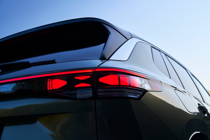 Volkswagen Tiguan SEL R-Line Turbo 2026 tiene detalles como un alerón trasero.