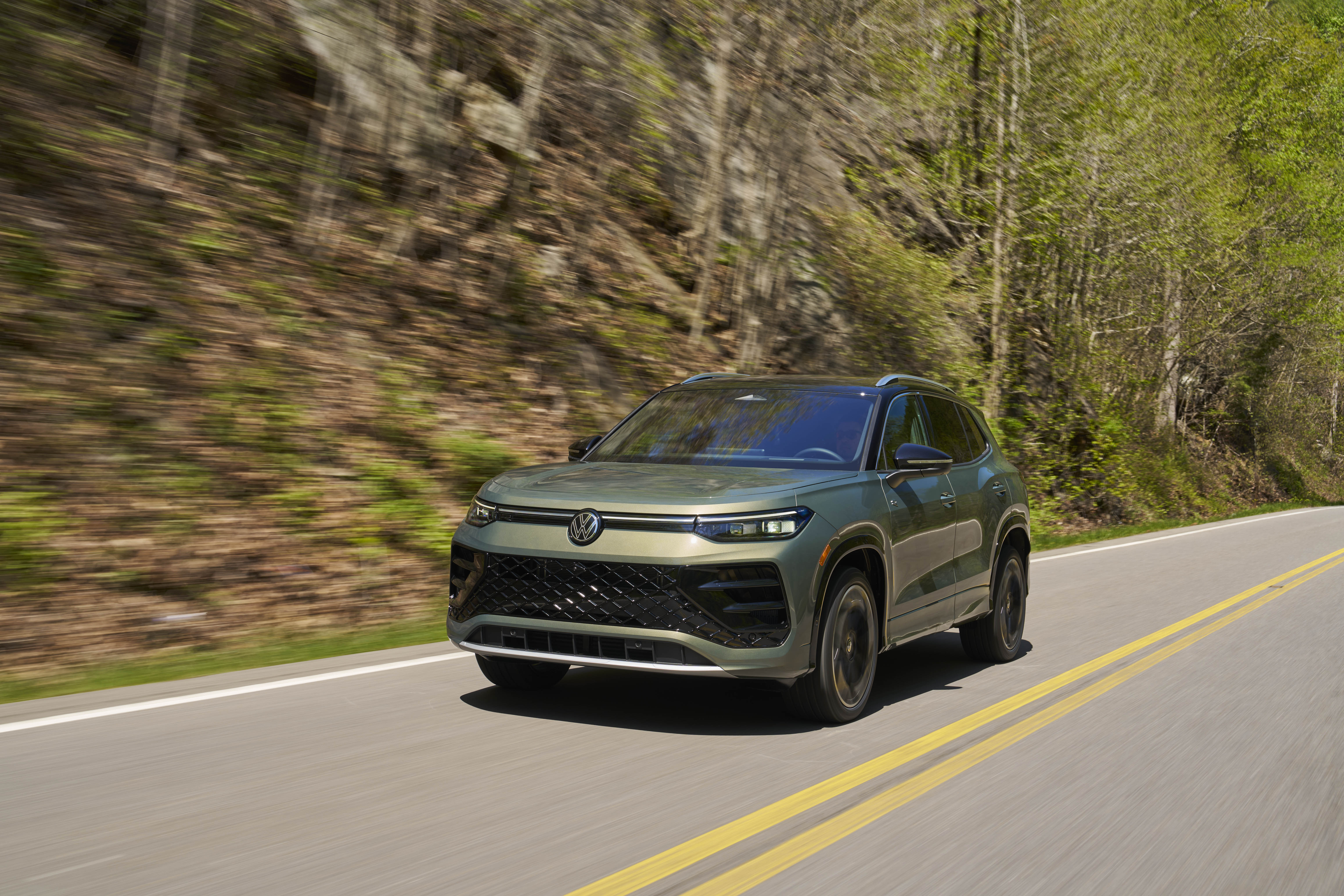 Volkswagen Tiguan SEL R-Line Turbo 2026 tiene un consumo de combustible combinado de 25 mpg.
