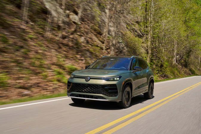 Volkswagen Tiguan SEL R-Line Turbo 2026 tiene un consumo de combustible combinado de 25 mpg.