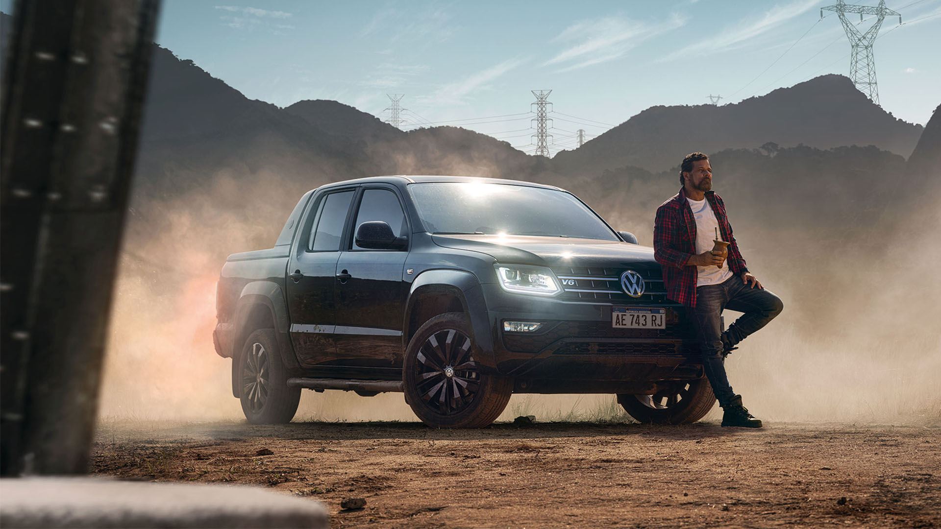 Volkswagen Amarok pick-up negra en ambiente off-road