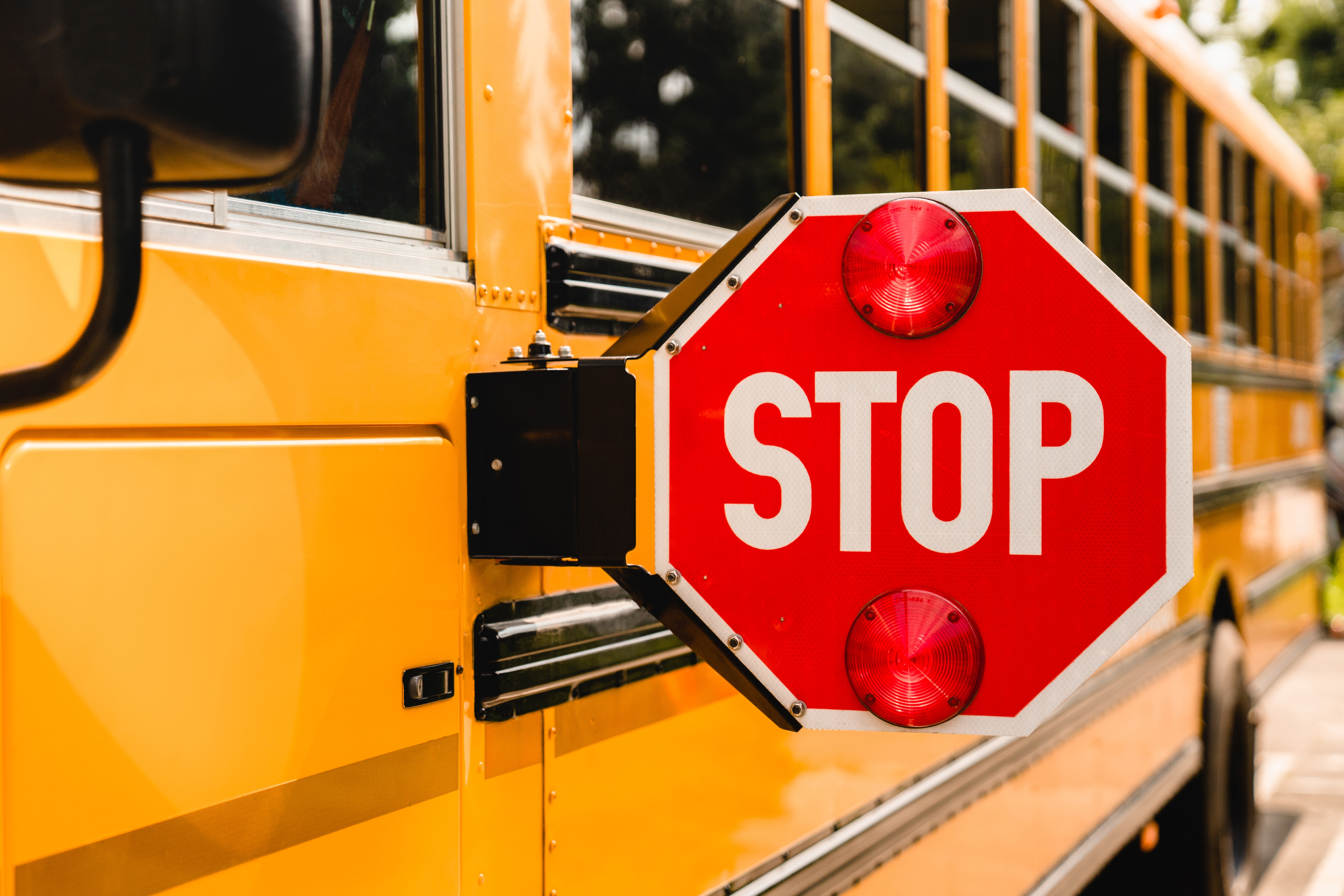 precaución con bus escolar en new york