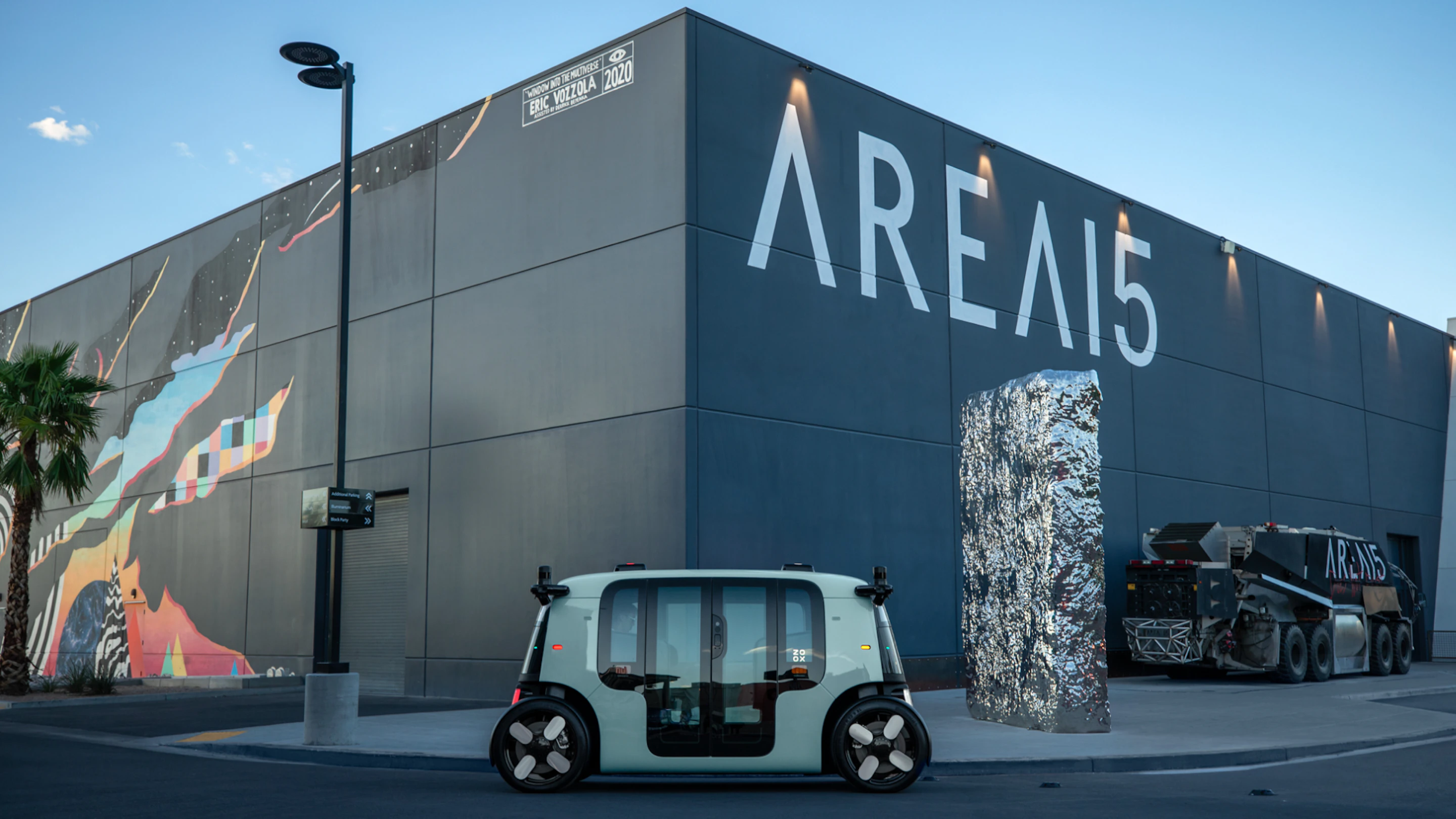 Zoox robotaxi llegando a la-aceraárea15