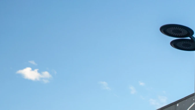 Zoox robotaxi llegando a la-aceraárea15