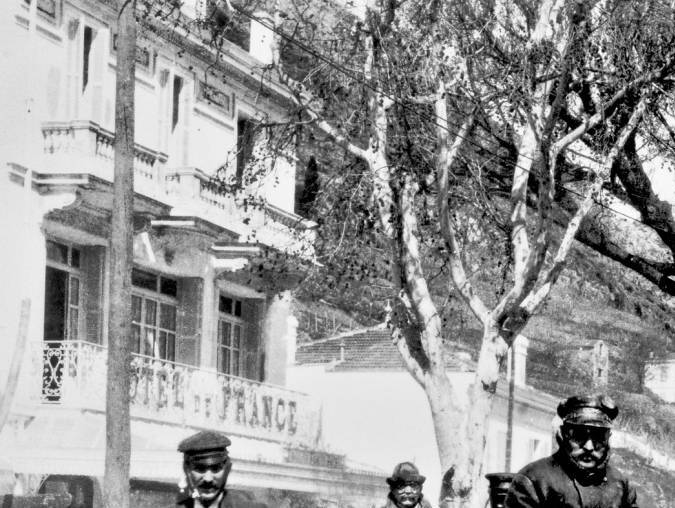 Mercedes 35 CV conduciendo en carretera, modelo icónico protagonista en el origen del automóvil moderno y carreras históricas.