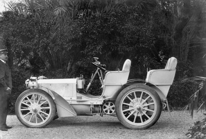 Mercedes 35 CV histórico en blanco y negro, vehículo pionero considerado el primer automóvil moderno de la industria.