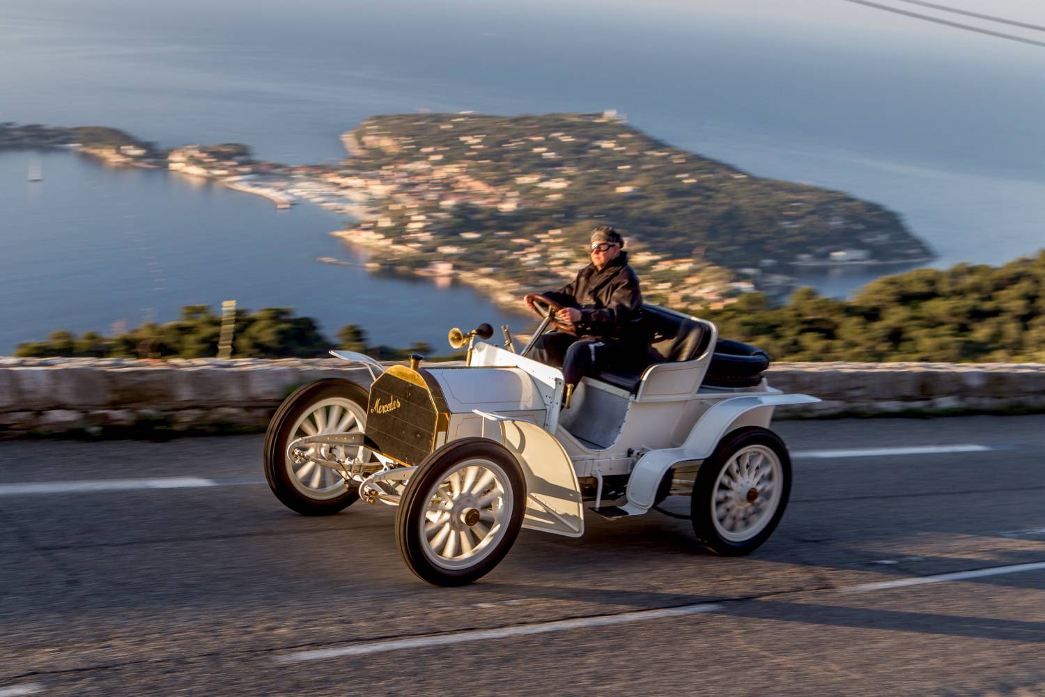 Mercedes 35 CV en competición en Niza, auto revolucionario que consolidó a Mercedes-Benz como referente del automóvil moderno.